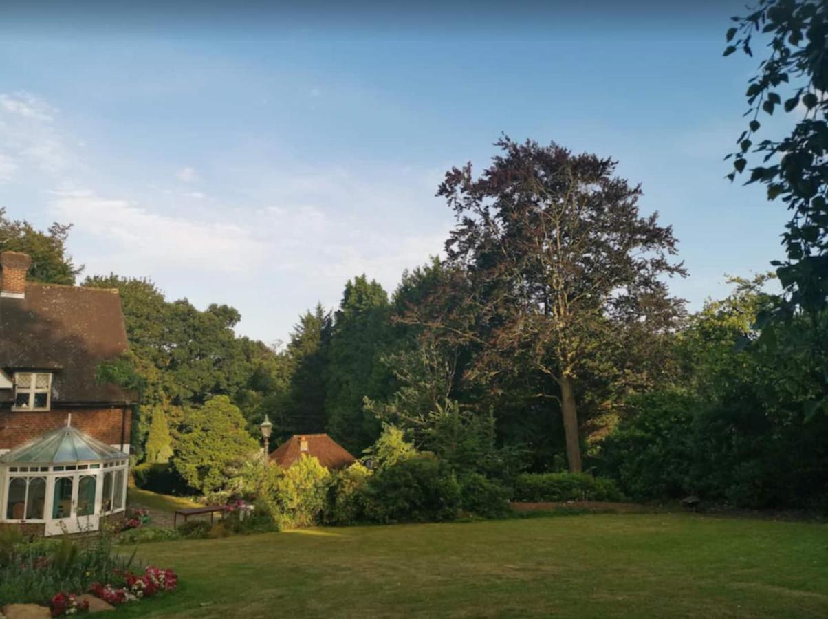 Peaceful Retreat Hideaway Surrey Apartamento Esher Exterior foto